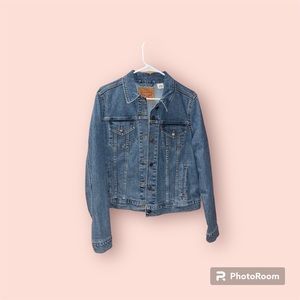 Levi Strauss casual women’s jean jacket with pockets size XL